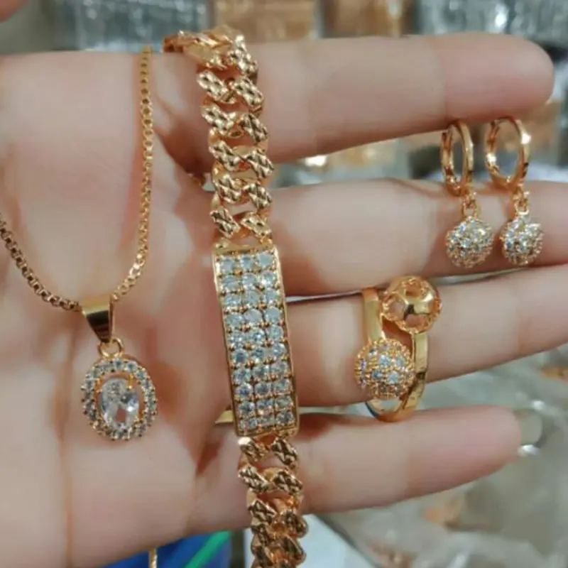 Satu Set Perhiasan Wanita Dewasa Kalung Gelang Anting Cincin Model Berlian Persegi Emas Titanium/Viral/Anti Karat 3
