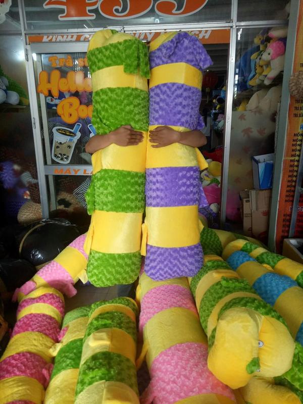 Gấu Bông Gối Ôm Sâu Bông Dài 1M4 - Xanh Lá, Đỏ, Hồng, Tím - Thú Bông, Thú Nhồi Bông