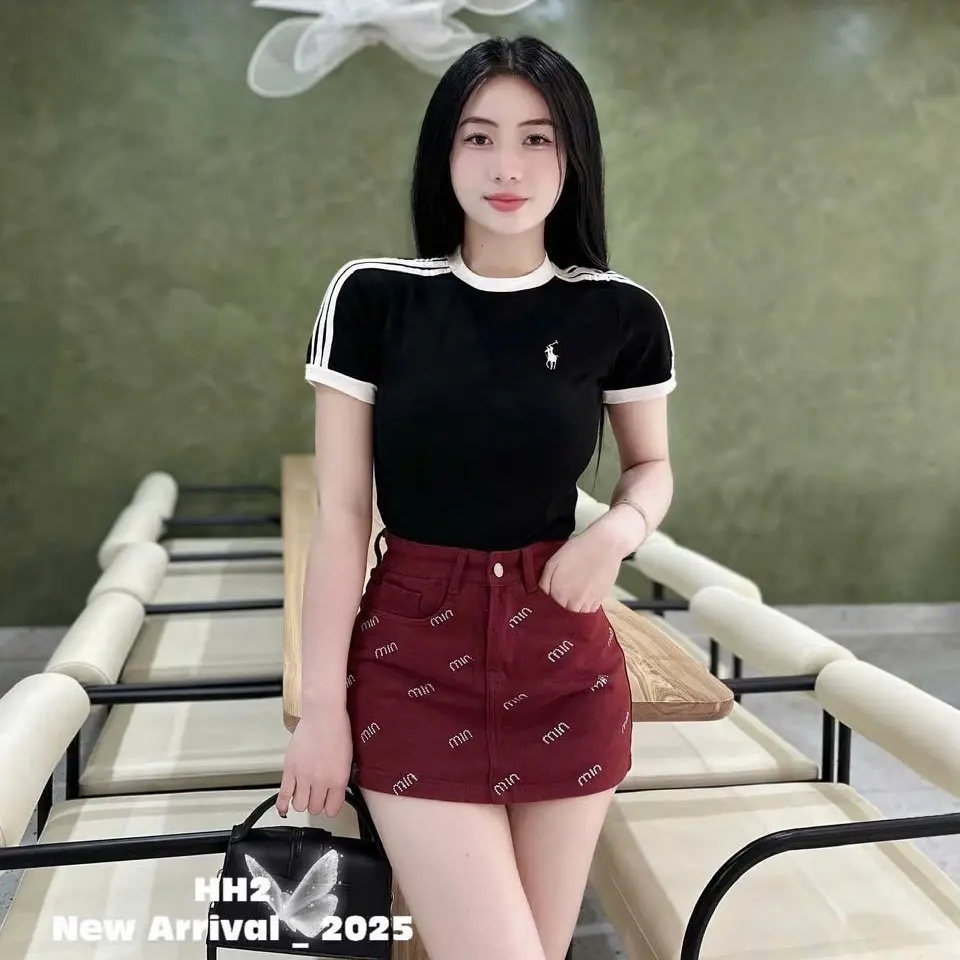 Áo Thun Nữ Thêu Ngựa Dáng Ngắn Ôm Body Bo Tay Kẻ Sọc Vai Màu Đỏ Trắng Đen - Women Top Cổ Tròn Tre Voi Nhung Cotton
