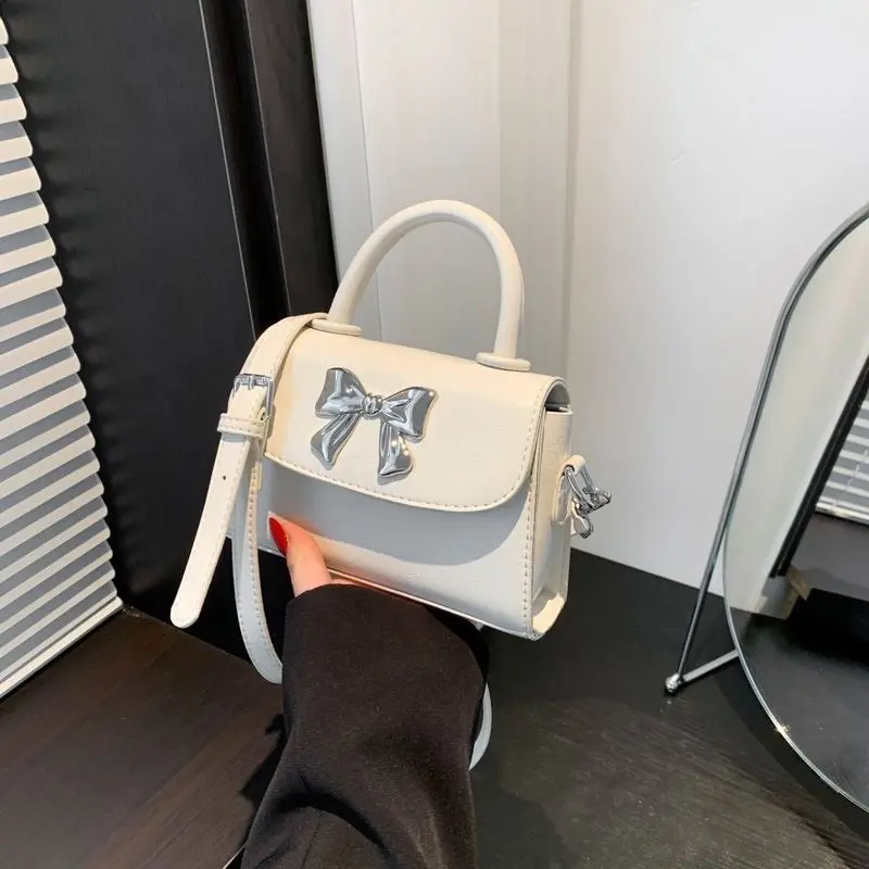 Túi xách nữ cầm tay đeo chéo da trơn Đính Nơ Bạc xinh xắn Bag 2