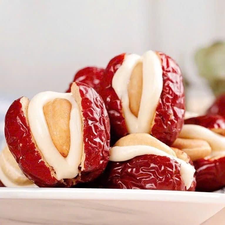  Hộp 300G Táo Đỏ Kẹp Sữa Lạc Đà Nhân Hạt Điều Thơm Ngon Bổ Dưỡng Táo Đỏ Kẹp Sữa Lạc Đà Tân Cương - bánh kẹo tết 2025 