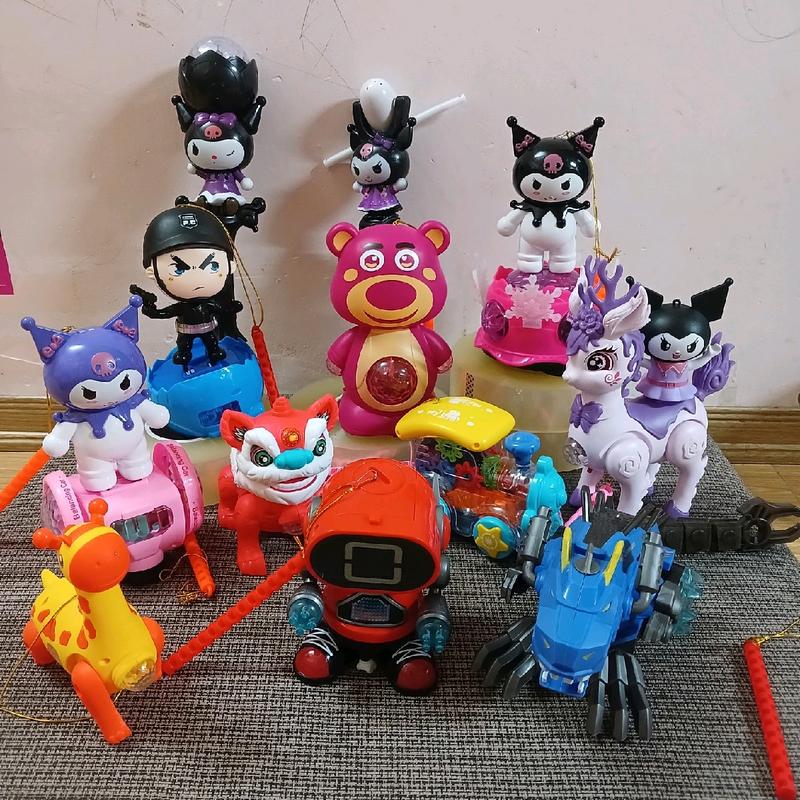   TẶNG KÈM PIN  Đồ chơi đèn trung thu khủng long kuromi kỳ lân gấu dâu Robot Cảnh sát Elsa có đèn nhạc có cán cầm có thể tự di chuyển khi đặt xuống đất phát nhạc 
