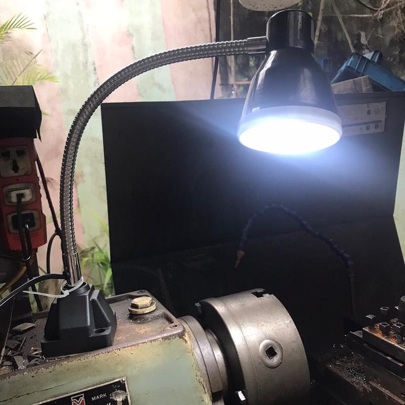 Một Đèn led gắn đế nam châm vĩnh cửu (có sẵn bóng)