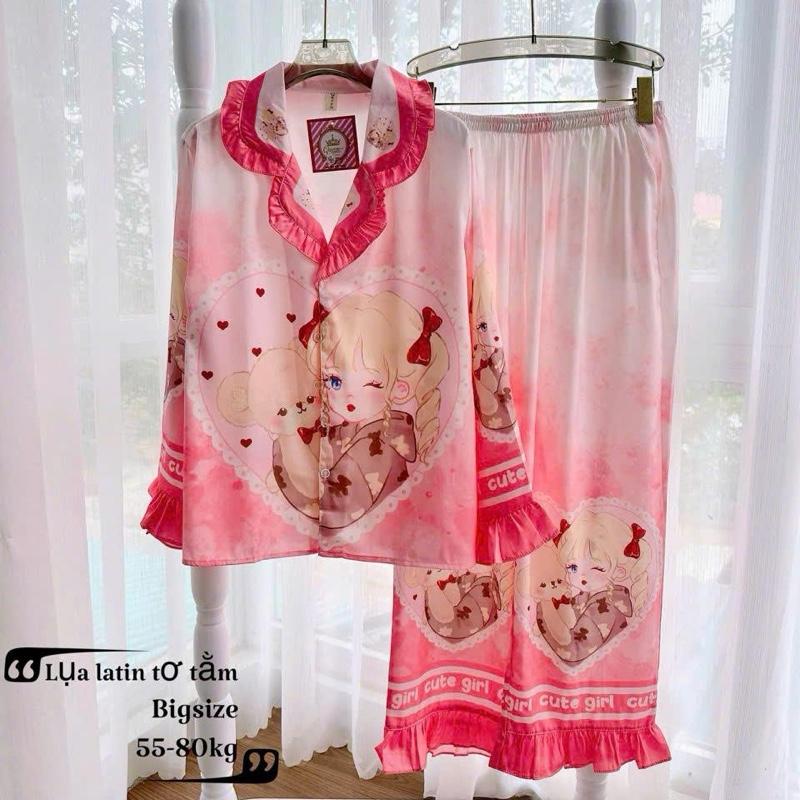 Size 60-75kg- Bigsize Bộ Lụa Latin Tơ Tằm Cao Cấp Cổ Bẻ Viền Bèo In Full Họa Tiết 5D Queen Tay Dài Quần Dài Mềm Mát Mặc Nhà Cao Cấp VIP207 Women Nữ Quần Ngủ Áo Voi Kem Voan Sen 1