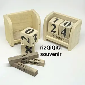 Kalender abadi bahan kayu kemas  Plastik