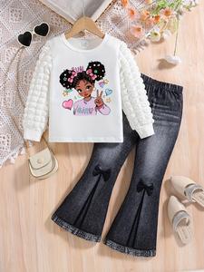 Conjunto de dos piezas para niña con estampado de niña caricatura, camiseta de manga larga y pantalones de campana con efecto mezclilla, conjunto lindo y casual de cuello redondo con top a cuadros y rayas & pantalones acampanados para primavera y otoño