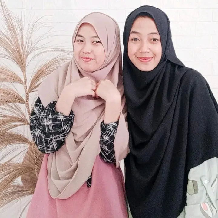 Pashmina Oval Crinckle Airflow Curve Standar Panjang Muslim Jilbab Wanita Crinkle Syal Syari Hitam Garis Instan 3