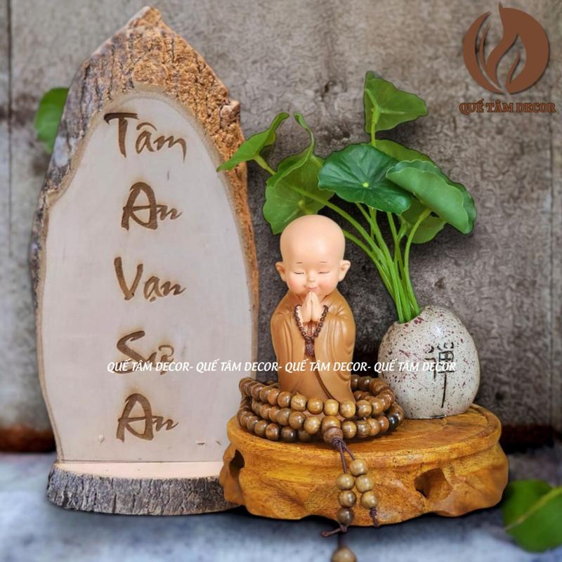 Full Bộ Tượng Chú TIểu Bên Hoa seᵰ Mẫu Tiểu Cảnh Mini Có Khoanh Gỗ Khắc Chữ - Quế Tâm Gia Lai .