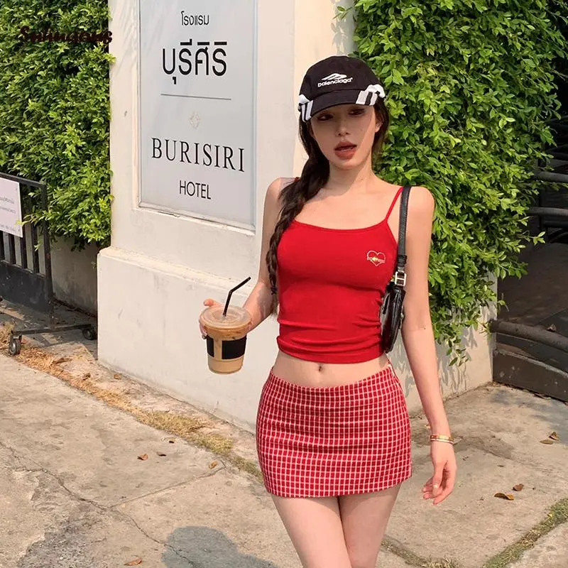 Women's retro American red simple versatile short camisole Y2K slim body rhinestone U-neck backless fit spaghetti strap tops for women Summer hot girl sexy bra SS24