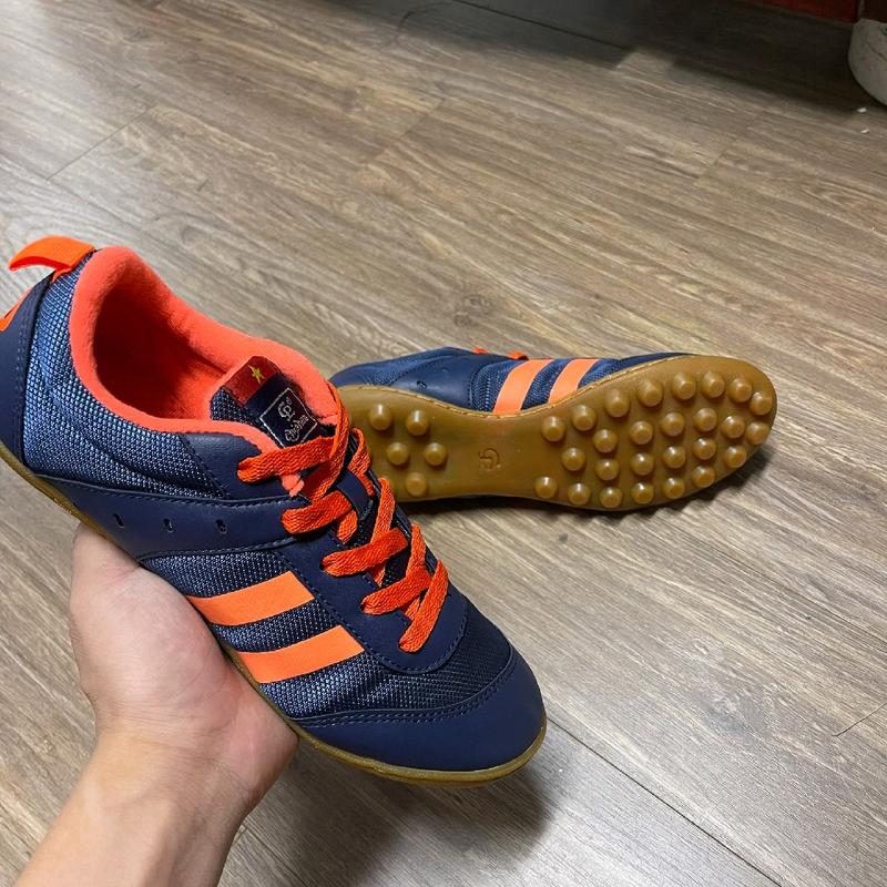 Giày đá bóng sân cỏ,lao động,đi tập quân sự...đinh tròn to chống trơn trượt ,có khâu full đế chắc chắn.(tặng kèm dây) size nhỏ nên tăng 1 size. Sneaker Sport