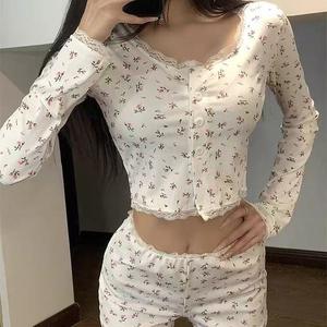 ชุดนอนสไตล์เกาหลี OOTD สำหรับเด็กผู้หญิง ลายดอกไม้อ่อนโยน ขอบลูกไม้ เหมาะสำหรับฤดูใบไม้ผลิและฤดูร้อน ชุดใส่อยู่บ้านใหม่ในปี 2025 เหมาะสำหรับฤดูร้อน