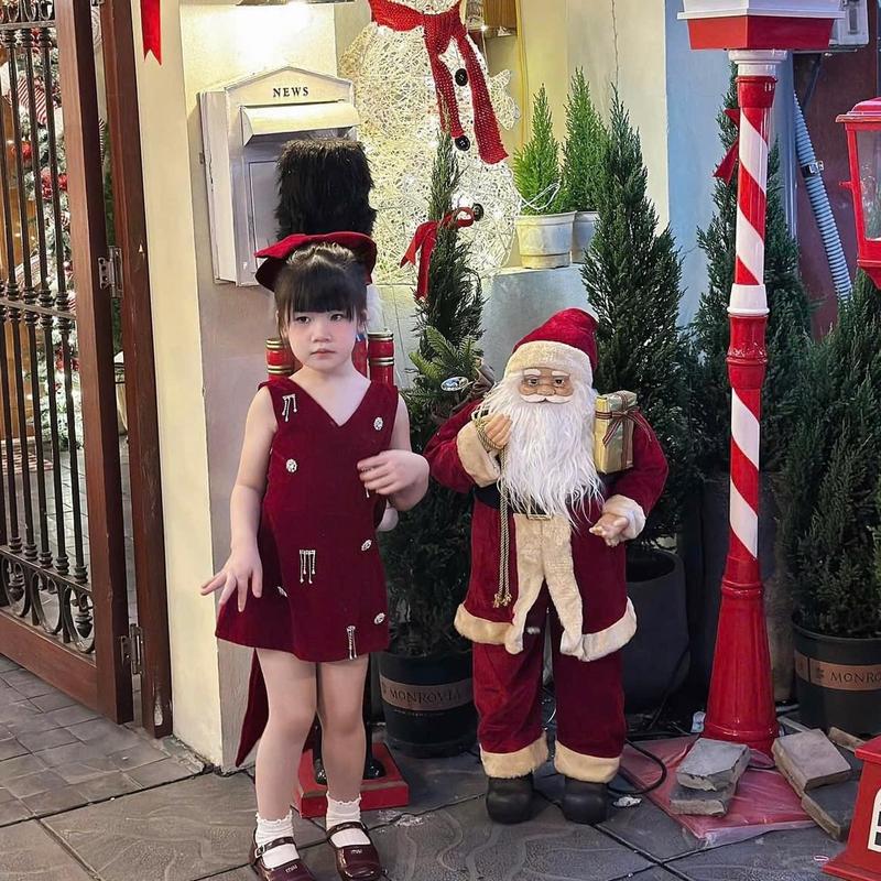 Váy sát nách noel nơ to 1 chi tiết : váy sát nách nhung cổ V phối đá sang chảnh phối nơ to sau màu đỏ xinh xắn cho bé gái từ 8-30kg