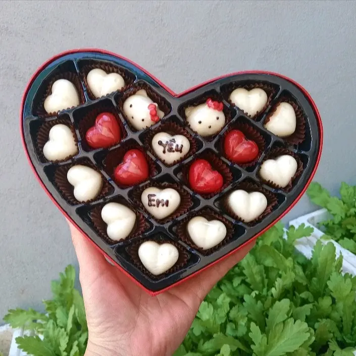 Hộp socola valentine hình trái tim 19v đẹp kèm túi thiệp