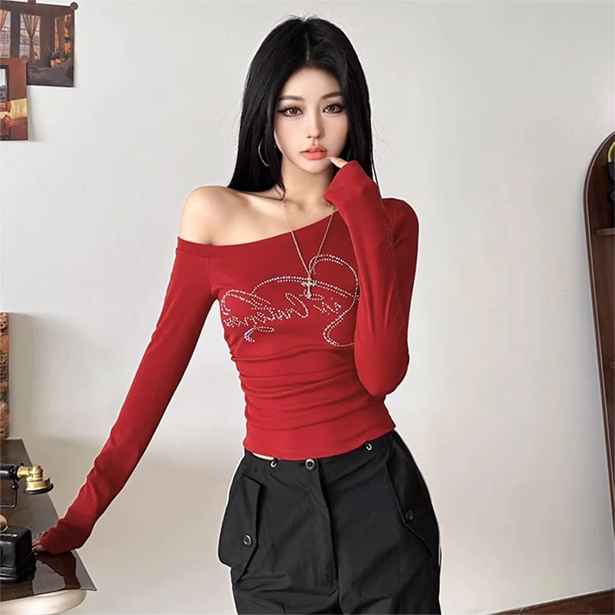 Áo Thun Nữ Tay Dài Kiểu Lệch Vai DaaLaa Store Nhún Eo In Chữ Đính Đá A51279