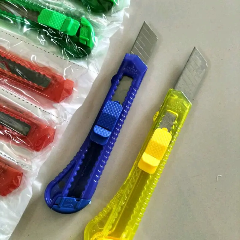 (12pcs)CUTTER BESAR GOLDEN |CUTTER WARNA WARNI MURAH 1
