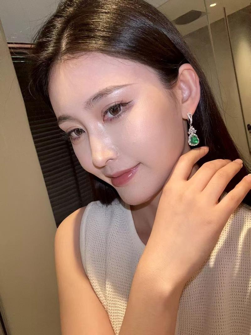 Product Introduction of S925 Silver Inlaid Diamond Green Chalcedony Gourd Ear Hook High-Grade Women's Earrings JU8527 10