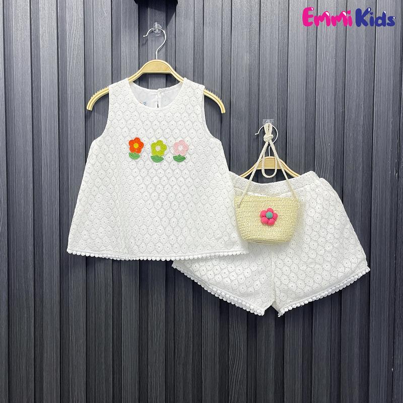 Emmikids-Sét bộ đùi hè đi biển mặc hằng ngày cho bé gái chất Ren mát mẻ,đi kèm túi cói B92- Màu trắng 3hoa