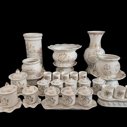 Bộ đồ thờ cúng bạch ngọc tráng men hoa nổi cao cấp xuất sứ đài Loan. Decor phòng thờ,tủ thờ gomsu luxury lọ bình