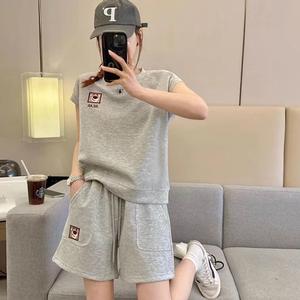 ชุดกางเกงขาสั้นแขนสั้น แฟชั่นใหม่สำหรับปี 2025 สำหรับผู้หญิง ชุดฤดูร้อน ทรงหลวม ดีไซน์หมีสตรอเบอร์รี่การ์ตูน มีสไตล์และลำลอง