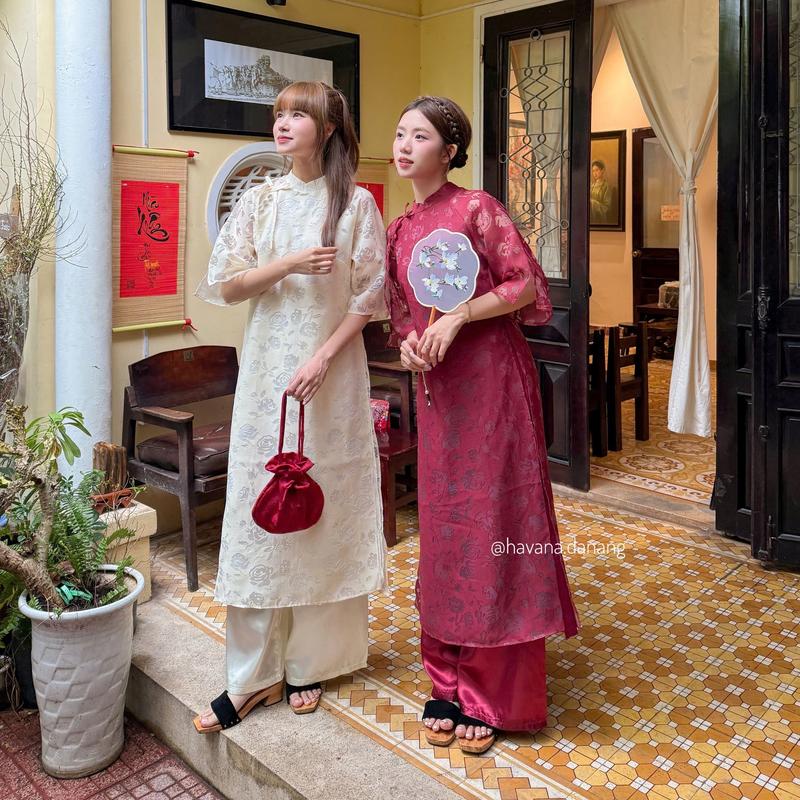 Áo dài voan tơ họa tiết hoa hồng chìm phối cúc bọc kèm quần phi bóng HAVANA AD143