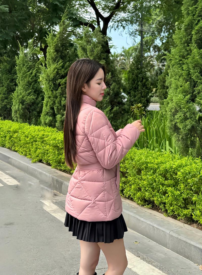Product Introduction of Áo khoác phao HeraDG dáng ngắn thiết kế trần trám, dây buộc eo kết hợp túi vuông, trần bông 3 lớp ấm áp WJKBD4025 31