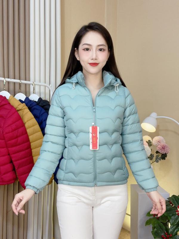 Áo khoác phao nữ siêu nhẹ, mũ có khóa tháo dời có bo eo tạo dáng. Trần bong 2 mặt, mặt trong lót lụa cùng màu áo Top