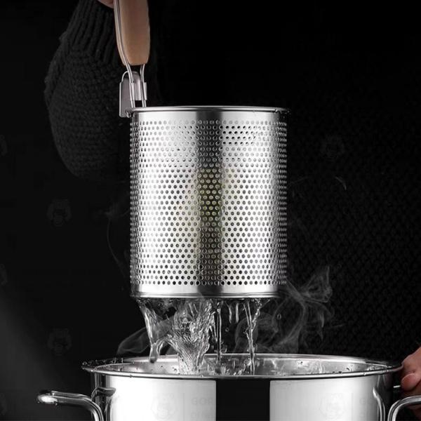 Vợt trụng hủ tiếu mì, phở inox Gorilla Chef có quai treo trên thành nồi và tay cầm gỗ cách nhiệt 1