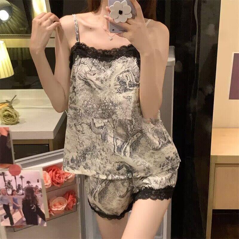 Product Introduction of Bộ Đồ Ngủ Lụa Lạnh Ngoại Cỡ Cho Cô Gái Đầy Đặn, Phong Cách Dễ Thương Và Gợi Cảm, Quần Đùi Có Dây Đeo Đồ Mặc Nhà, Thiết Kế Lưng Đẹp, Bộ Đồ Hai Mảnh, Thích Hợp Cho Phụ Nữ, Trọng Lượng 150,00kg 6