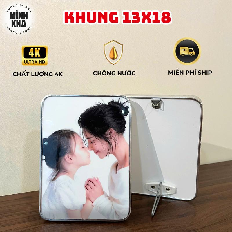 (SIZE 13X18 - Tặng quà đơn trên 250K)  ẢNH IN THEO NHU CẦU - Tráng Gương Bo Viền - TẶNG COMBO CHỈNH ẢNH MIỄN PHÍ - Chất Lượng 4K, Chống Nước/ Không Phai Màu/ Không Mối Mọt - Kèm Móc Treo Giá Đỡ - Decor Treo Tường Để Bàn, Trang Trí Khung Tranh Phòng Khách