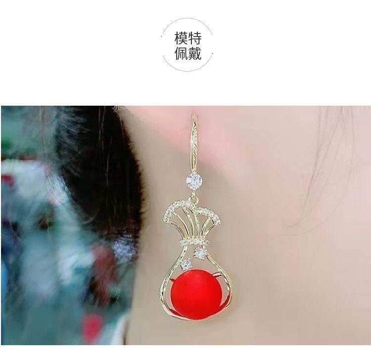 Product Introduction of Hoa Tai Cao Cấp, Màu Đỏ, Phong Cách Mới, Dành Cho Nữ, Thời Trang Thanh Lịch, Hợp Xu hướng, Dễ Phối Đồ, Phổ Biến, Năm 2024, Chất Lượng Cao Women 2