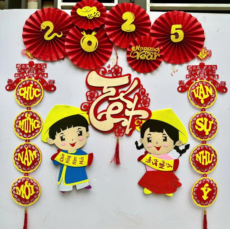  Sét Chữ Tết Gỗ Hình Người Đội Nón Có Quạt Kèm Câu Đối Vạn Sự Như Ý Trang Trí Tết 