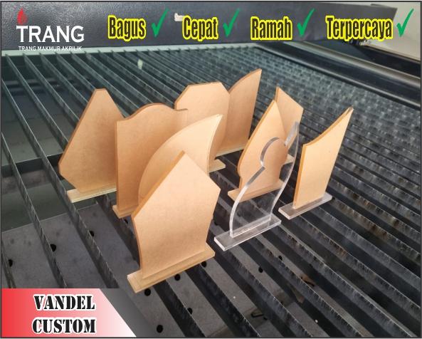 Bahan Vandel Plakat Wisuda Akrilik Polos Bening Transparant Dengan Alas Tinggi 15cm + Desain TERMURAH 0