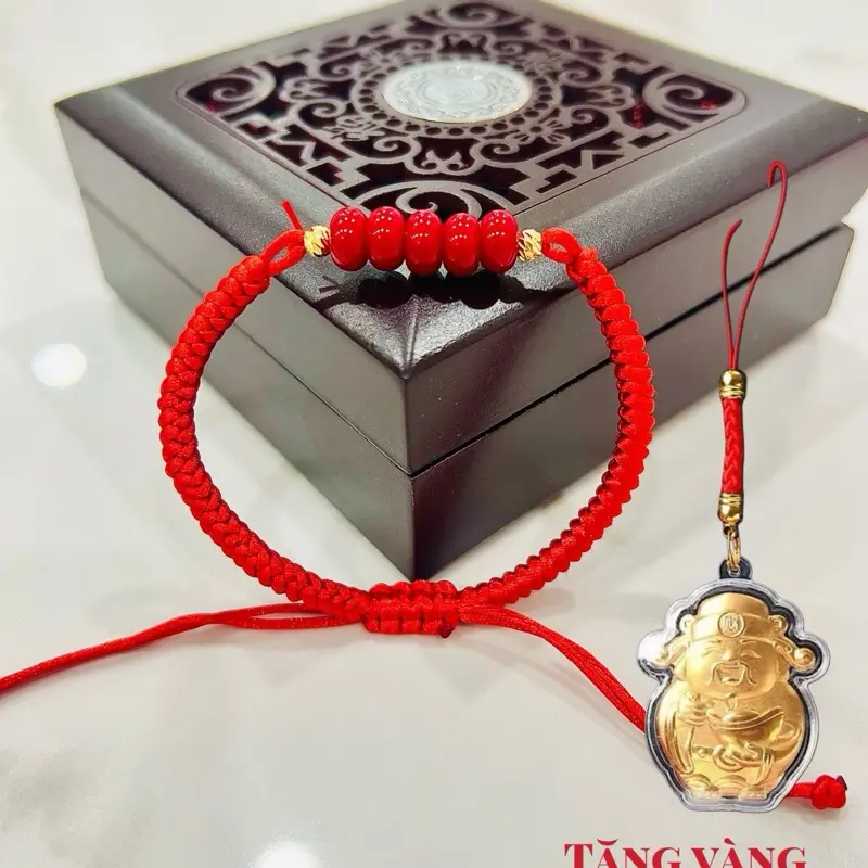 [ Mua 1 Tặng 1 Thần Tài 24k] Vòng Chỉ Đỏ Ngũ Điếu Hợp Mệnh Mix Charm Cỏ 4 Lá Và Charm Túi Tiền