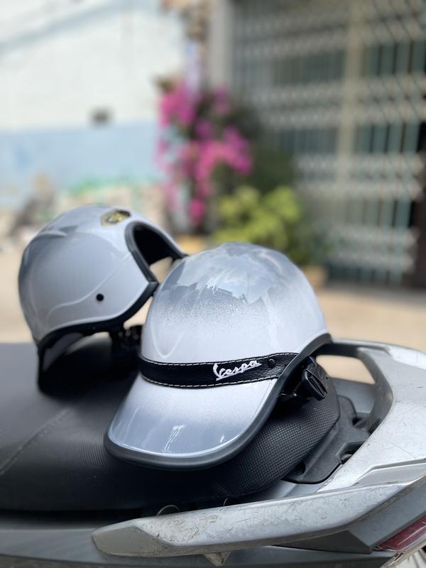 nón bảo hiểm kết vespa hai màu có khoét lổ cột tóc