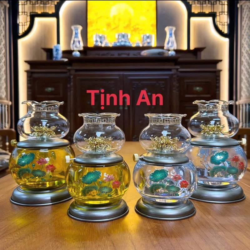  Đèn dầu thờ cúng hoa Sen có 2 màu trắng vàng. Mua 2 đèn tặng kèm 1 chai dầu lưu ly không khói không muội  . 3 kích thước 15 18 20cm  giá 1 chiếc - tặng kèm bấc đèn - Tịnh An 