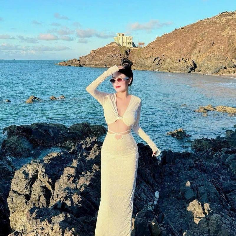 Sét đi biển 2 món siêu hot chất ren hoa cao cấp co giãn nhẹ Tay dài xoắn ngực Gợi cảm Sexy 2 Màu đen trắng Top Nữ Women Dress Nhung Voi Áo