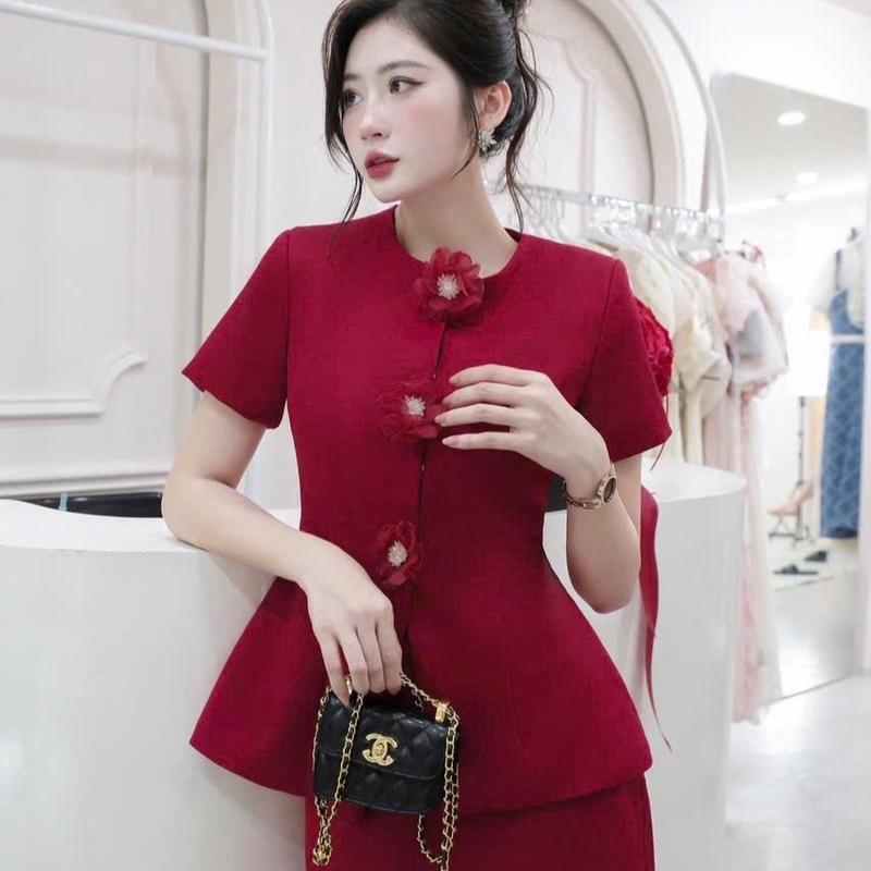 Set áo vest cổ tròn màu đỏ có kèm hoa cài đỏ có bigsize 0