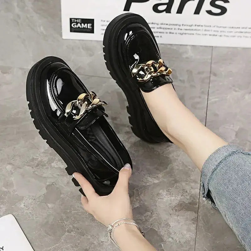 MAYZURA Sepatu Docmart Wanita Korean Style Hitam Glosy Mengkilau Variasi Mewah Rantai Besar Gold Sepatu Sekolah Slip On Wanita Dewasa Sepatu Oxfords Kerja Sepatu Kuliah Sepatu Guru Simple Kekinian Nyaman dipakai Bisa COD Karet Shoes