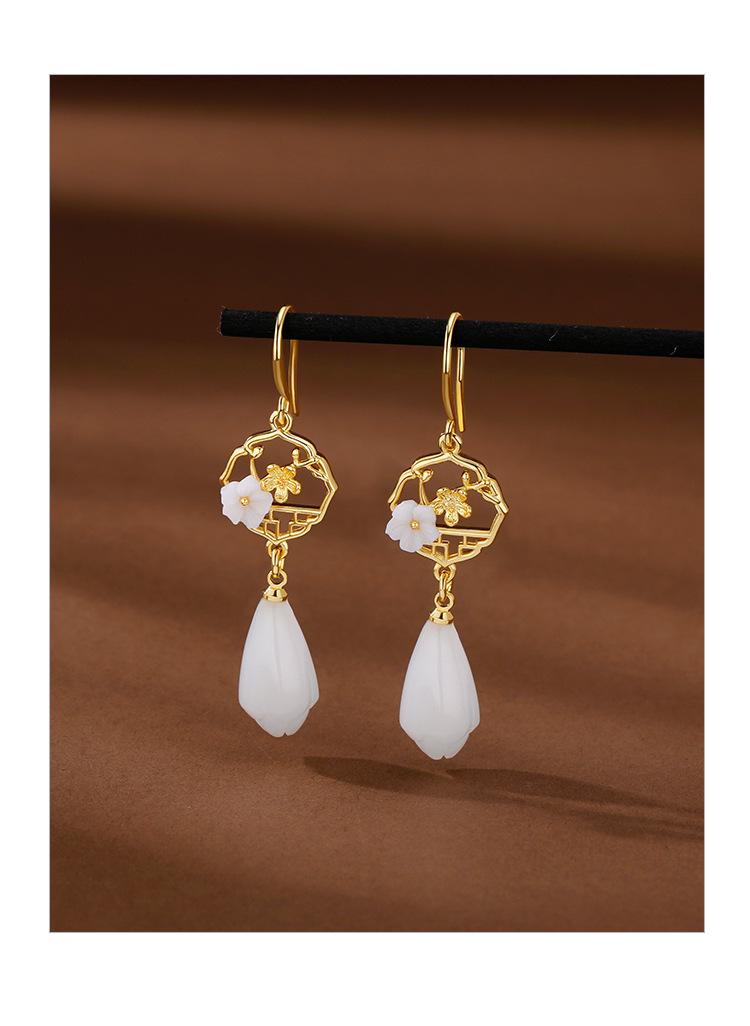 Product Introduction of New Chinese Style Earrings Cheongsam Ancient Style Hetian Jade High Sense Earrings 2024 New Earrings 1