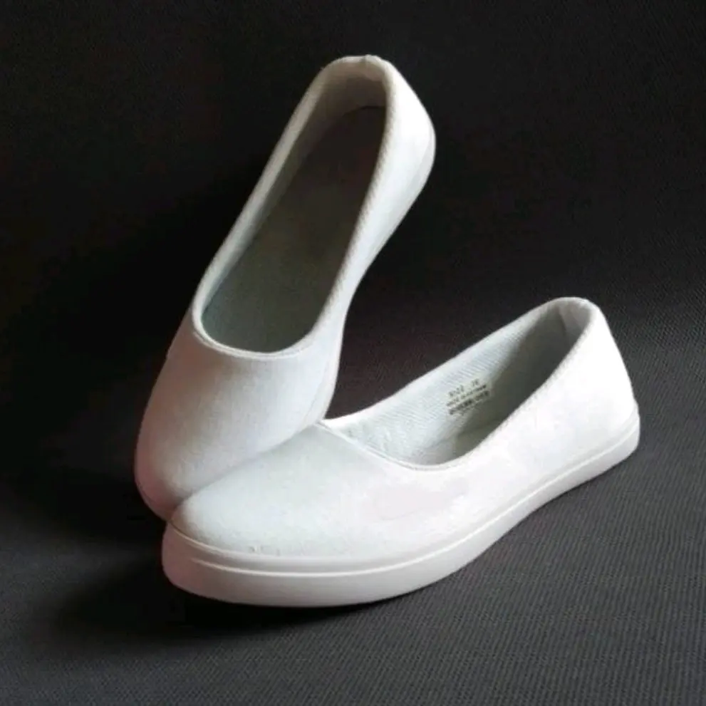 Sepatu Wanita Slip On Putih Polos/Sepatu Kuliah Hak Datar (1 cm atau kurang) Tanpa Hak