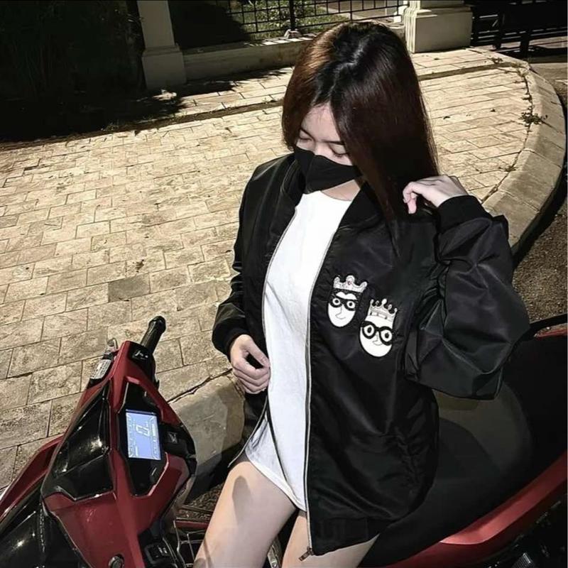 Áo khoác vương miệng thêu logo chất vải gió 2 lớp bo gân dành cho nam nữ from unisex
