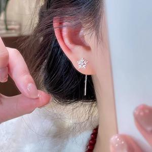 Bông tai thiết kế hình bông tuyết độc đáo sang trọng tinh tế dễ phối đồ giá cả phải chăng phù hợp cho cô nàng yêu thích sự mới lạ và thanh lịch