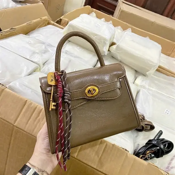 Túi xách chram khoá tim QC nâu hàng CC sang xịn.
