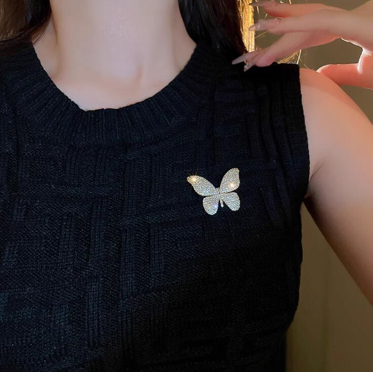 Product Introduction of Shiny Diamond Butterfly Brooch for Women, Unique Design, Elegant Suit Pin, 2023 New High-end Exquisite Accessory 10