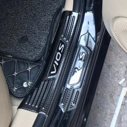 Ốp bậc cửa, nẹp bước chân trong, ngoài CARBON xe Vios 2019- 2022, 2023,2024 vân CACBON cao cấp Nhãn Dán 3