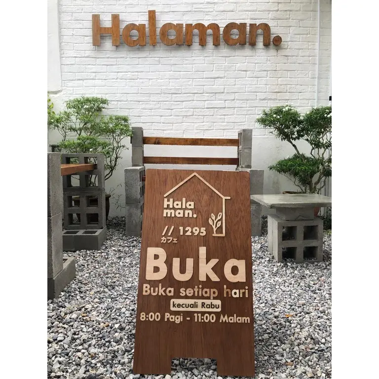 Custom Wood Triangle Sign Board Hotel Sign Board / Papan tanda