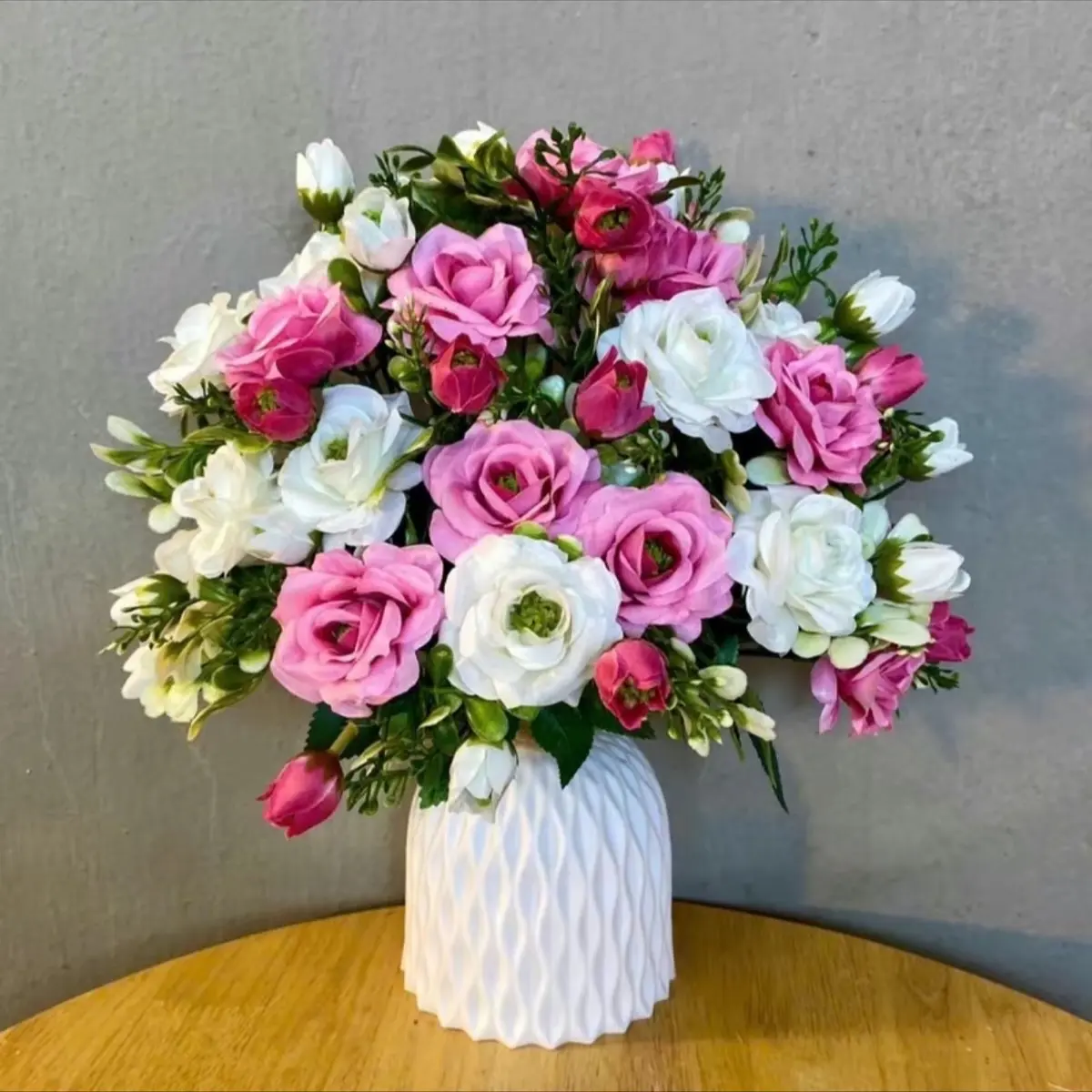 combo 4 cành Tặng 1 Bình Nhựa Cứng , Canh Hoa Hồng Tỉ Muội  cao 25 cm , cành 7 hoa ,7 nụ kèm Điểm Decor Phòng Phòng Khách Trang Trí Decor Bàn Trang Trí Nhà bình  hoa hoa  cốc