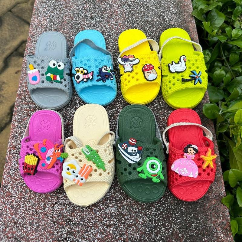 Dép tổ ong trẻ em có quai thun và sticker gắn kèm cho bé, dép siêu nhẹ chân và mềm, chống trơn trượt giúp bé đi an toàn 3