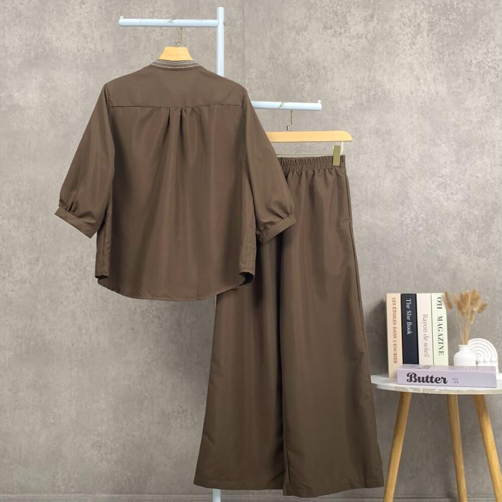 FADFAD Setelan dua potong atasan dan celana longgar dengan bordir.