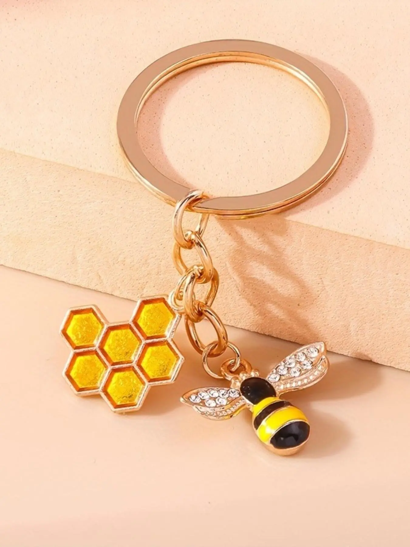 Bee Design Keychain, Cute Bee Charm Keychain for Women & Men, Fashion Accessories for Daily Use, Trendy All-match & Exquisite Keychain for Birthday Gift